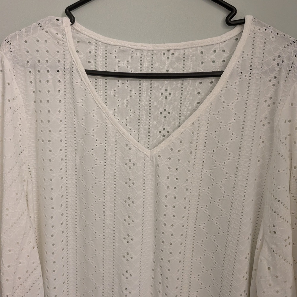 Chic White Eyelet V-Neck Top - Picture 3 of 4